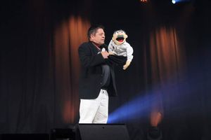 julien rouge sacré ventriloque soirée cabaret