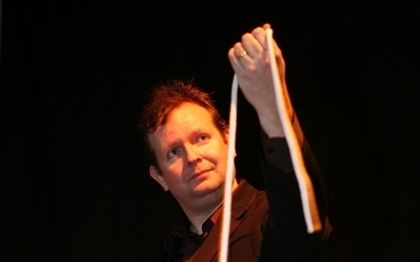 Photo de John FIKS - Magicien fantaisiste en scène/salon, close-up, cabaret.