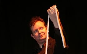 Photo de John FIKS - Magicien fantaisiste en scène/salon, close-up, cabaret.