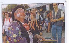 Photo de CLOWN joueur d'ORGUE DE BARBARIE - MONDIAL  ANIMATIONS  SPECTACLES - 