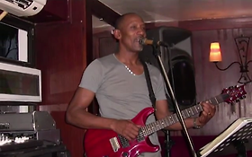 Photo de Chanteur, Chanteuse et guitariste pour fêtes et cérémonies / PARIS
