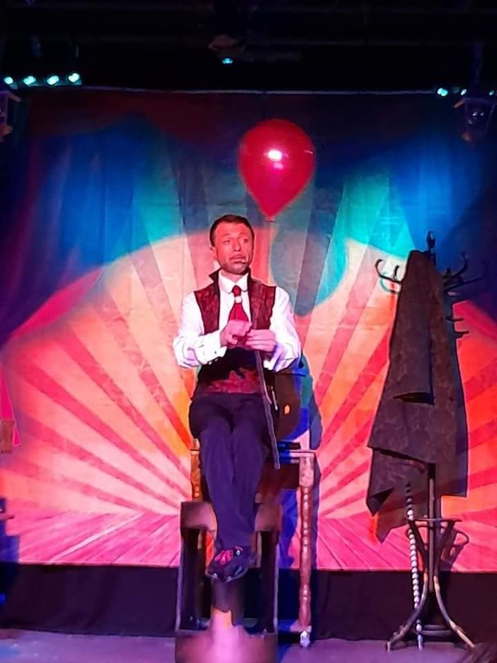 magicien pour enfants et adultes  Sébastien ladruze Magicien et sa Partenaire Alice  dans l’Yonne ,la Seine-et-Marne, la Côte-d'Or, l'Aube, les Yvelines, la Saône-et-Loire, la Nièvre, l'Essonne et le Loiret.    