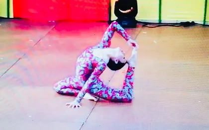Photo de Irèna danseuse contorsionniste artiste aérienne au tissu / Paris