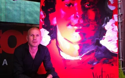 Photo de Peintre performer - Peintre colle et paillettes - Vikpaint