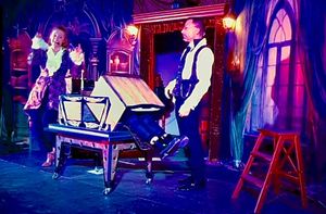 spectacle de grandes illusions avec Sébastien ladruze Magicien, dans le spectacle La Maison Fantastique avec sa partenaire Alice