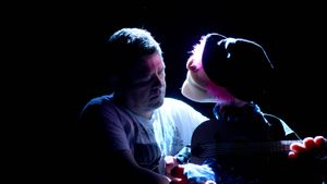 julien rouge ventriloque chante bruel en soirée cabaret