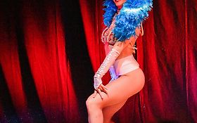 LES DOLLS à Broadway