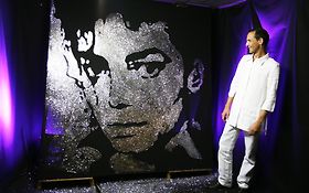 Photo de ERIK BLACK PAINTING PEINTRE PERFORMER - GLITTER AND SPEED PAINTING