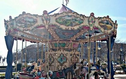 Photo de Manege ancien  /  Carrousel ancien, trampoline, barbe à papa.