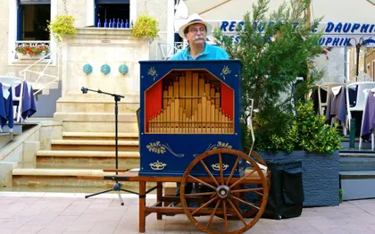 Photo de MOUSTACHE DE BARBARIE, Animation Orgue de barbarie / PAU