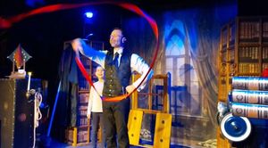 One man show magique avec Sébastien ladruze Magicien, dans le spectacle La Maison Fantastique présentation d'un numéro avec le public