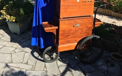 Photo de IRMA LA DOUCE ET MIMI LE PARIGOT / Orgue de Barbarie Var