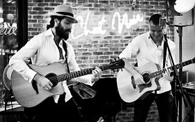 duo guitaristes chanteurs jazz manouche swing cocktail soirée. Le chat Noir Paris
